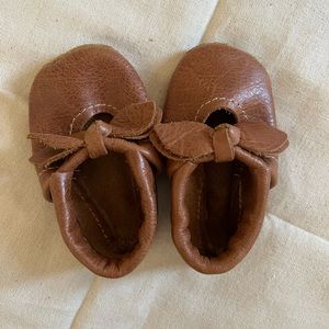 Starry Knight Design bow t-straps